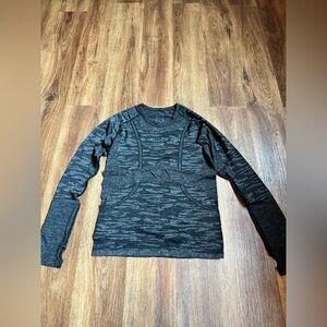 Lululemon Run: Swiftly Tech Long Sleeve Crew Size Gray/black Size Médium no tag